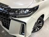 【三眼LEDヘッドライト】スタイリッシュな見た目の三眼LEDヘッドライトを装備♪スタイルだけでなく、夜間の走行も視界良好で安心してお乗りいただけます。