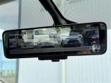 【デジタルインナーミラー】車両後方カメラの映像をミラーに映すことが出来ます。 そのため、後席に人や荷物があって後方が見えづらい場合でもしっかり視界を確保することが出来ます。