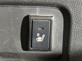 【シートヒーター】シートを温めてくれる暖房機器です!長時間座っていると負担が掛かりやすい背中や腰、または冬場などの寒い日に冷えやすい脚部に快適なぬくもりを伝えます。