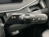 【オートライト】車のセンサーが周囲の明るさを感知し、自動でヘッドライトを点灯・消灯する機能です。この機能は夕暮れ時の交通事故が多い時間帯の安全性を高めてくれます。