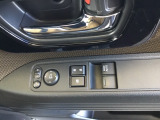 電動格納式ドアミラーのスイッチは運転席ドアにあります。