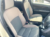 運転席シート廻りは使用感も少なく、良好な状態となっています。前オーナー様が丁寧に使っていたことがよくわかりますね。