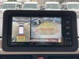 【全方位カメラ】自車を真上から見下ろす視点をモニターに映す機能。駐車や離合時の死角を無くして安全を支えます。トヨタ名のパノラミックビュー等、現代の商談では外せない必須の安全装備です。