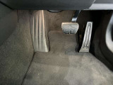 【ペダル】BMWはオルガン式アクセルペダルを採用しています。踏み込む足とペダルが同じ軌跡を描くため、かかとがずれにくく、アクセルコントロールがよりしやすくなるメリットがあります。