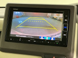 リバースギアに入れるだけで後方の表示へ切り替わります。夜間や雨の日の駐車も楽になりますよ。