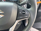 【クルーズコントロール】アクセル操作なしで一定速度を保つ機能。先行車との距離を自動調整する追従型が主流で、高速走行時の疲労を劇的に軽減します。長距離移動が多いお客様への商談では必須の快適装備です。