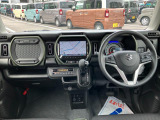 【インテリア】足元広々インパネシフト♪運転席から助手席への移動もラクラク♪運転席・助手席SRSエアバッグとSRSカーテンエアバッグ、フロントSRSサイドエアバッグ、6つのエアバッグを装備で安全装備充実
