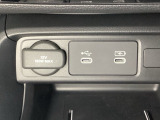 アクセサリーソケットはUSBのアダプターなどをつければ、スマホの充電にも使えます。横にはナビゲーション用の外部入力やスマートフォンなどの充電可能なUSB端子が1個づつついています。