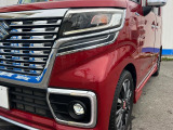 【LEDヘッドライト】悪天候や夜間走行時も良好な視界を確保し安心して運転できる高輝度LEDヘッドライトを装備!点灯速度が早く、消費電力も抑えられています。
