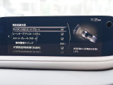 こちらのお車には先進安全装備が多数搭載されています。衝突被害を回避あるいは軽減するためのブレーキや、後方死角からの接近警報、車線逸脱を防止する警報装置など、詳しくはスタッフまでお尋ねください。