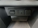 USB端子2個&AUXミニジャック1個 ミュージックプレーヤー接続でお気に入りの音楽を楽しむことが出来ます♪USB端子接続で可能な端末充電を同時に2個行うことが出来ます。