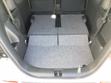 後席をすべて倒すことで広い荷室スペースが生まれ、大きな荷物も積み込みやすくなります。