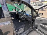 【運転席】座り心地が良いシートなので長時間の運転でも快適にお過ごしいただけます。新品のフロアマットのご注文も可能です。掲載箇所以外にご希望の写真がございましたらお気軽にお問い合わせ下さい。