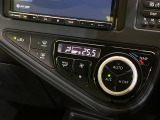 【オートエアコン】一度お好みの温度に設定すれば、車内の温度を検知し風量や温度を自動で調整。暑い&hellip;寒い&hellip;と何度もスイッチ操作をする必要はありません。快適な車内空間には必須の機能ですね♪