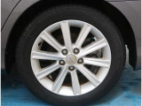 【タイヤ】純正17インチアルミ。タイヤの残量は6mmです。ご納車前に点検・空気圧調整もさせて頂きますので、ご安心下さい。