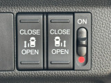 両側電動スライドドアです。リモコンや運転席スイッチ、ドアハンドルの操作で自動開閉。お子様を抱き抱えている時や荷物の多いときなどに便利です!!