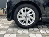 純正アルミホイール。タイヤサイズは155/65R14です。