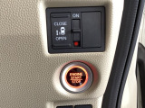 左側電動スライドドアは運転席からでも操作ができるように、ハンドル付近に開閉の操作スイッチが付いています。