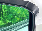 【ブラインドスポットモニター】走行中、ドアミラーの死角になりやすい箇所に後続車が接近するとサイドミラーのレンズに警告を表示!ドライバーに注意喚起をしてくれます。