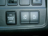 両側電動スライドドア装備です。運転席からボタン操作で開閉できます
