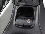 「HOLD」スイッチを押し、システムONの状態にしておくことで、渋滞や信号待ちなどでブレーキを踏んで停車した時にブレーキを保持。アクセルを踏むと解除されます。
