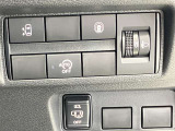 左側電動スライドドアは、子供の送り迎えの際に運転席からドアの開閉ができるので便利です。ルーフが高いので大人のかたの乗り降りもしやすいですよ★