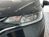 LEDヘッドライトは、点灯の瞬間から最大光量を発揮し、突然暗くなるトンネルなどでの安定感を高めます。