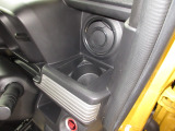 運転席と助手席にはドリンクホルダーがあります。取りやすい位置にありますからドライブも楽しくなりますね!