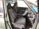 フロント広々、セパレートシートの運転席は、ハイトアジャスターが付いているので、快適にドライブができます。ハンドルはテレスコピック機能で、ハンドル位置を上・下・手前・奥に調節できます。