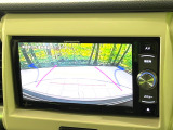 【バックカメラ】駐車時に後方がリアルタイム映像で確認できます。大型商業施設や立体駐車場での駐車時や、夜間のバック時に大活躍!運転スキルに関わらず、今や必須となった装備のひとつです!