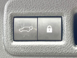 【パワーバックドア】スマートキーや運転席のボタンを押すだけでリアゲートが自動で開閉します!荷物を持っている時や、高い位置にあるバックドアを閉める際に便利な機能です♪