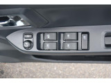 運転席側パワーウインドウは、オートアップ&ダウン機能付き。ワンタッチで自動開閉できます。開閉操作をロックする事も出来ます。