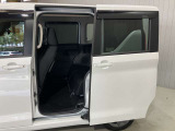 左側電動スライドドアは、子供の送り迎えの際に運転席からドアの開閉ができるので便利です。ルーフが高いので大人のかたの乗り降りもしやすいですよ★