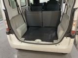 商用車ならではの広大な荷室です。開口部も大きいので荷物の出し入れもスムーズです。