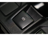 電動パーキングブレーキを採用。指で軽く引き上げればパーキングブレーキが掛かり、押すと解除ができます。