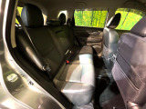 後部座席も気になるようなキズ・汚れやへたり等、大きなダメージはなく、良好な状態です。
