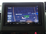 装備人気度が高いナビ付きです。ナビの案内があれば土地勘の無い所でも道に迷わず安心! 見知らぬ土地へのドライブも一層楽しくなります!