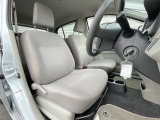 運転席シート廻りは使用感も少なく、良好な状態となっています。丁寧に使われていたことがよくわかりますね。後部座席も気になるようなキズ・汚れやへたり等、大きなダメージはなく、良好な状態です。