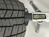 冬タイヤの残り溝は7.7mmです。スリップラインからは6.2mmとなっております。
