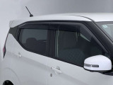 【サイドバイザー】雨の日も気にせず換気ができます。雨の日の喫煙時が非常に便利です。