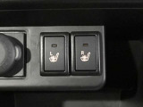 運転席と助手席のシートはヒーター付き。