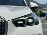 LEDヘッドライト。先進のLEDテクノロジーを採用。照射される白色光の周波特性は太陽に近く、バイキセノンヘッドライトを上回るコントラストでさらに明るく輝きます。悪天候の日でも優れた視認性を発揮します。