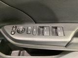 パワーウインドウは運転席でドア4枚とも上下の操作ができるようになっています。子供さんが勝手に操作できないようにロックすることも可能です。