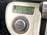 【オートエアコン】一度お好みの温度に設定すれば、車内の温度を検知し風量や温度を自動で調整。暑い&hellip;寒い&hellip;と何度もスイッチ操作をする必要はありません。快適な車内空間には必須の機能ですね♪
