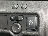 【アイドリングストップ】赤信号や渋滞で停車した際にエンジンを停止し、無駄な燃料の消費を抑えます。燃費向上や環境保護につなげる機能♪エンジンはブレーキを離せば再始動します。