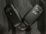 電子カードキーを携帯していれば、ドアハンドルやバックドアのリクエストスイッチを押すだけでドアの施錠・解錠が出来ます♪もちろん 遠隔操作も可能です!盗難防止のイモビライザー機能装備ですよ ☆