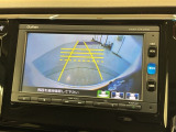 リバースギアに入れるだけで後方の表示へ切り替わります。夜間や雨の日の駐車も楽になりますよ。