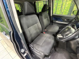 運転席まわりには十分なスペースがあり、大柄な方でもゆったり運転していただける環境です。