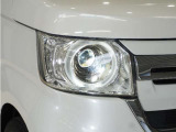 【LEDヘッドライト】省電力で、明るく遠くまで照らし、夜道や雨天などの走行の際、安心感を高めます。オートライト機構で周囲の明るさを感知し、自動で点灯、消灯します。