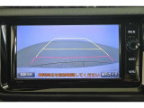 バックガイドモニター(バックモニター)付き。車両後方の映像をナビ画面に表示し、駐車などの後退操作をサポートします。
